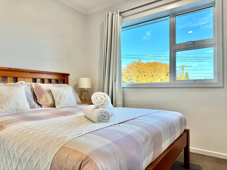 Newly Built 3 BDMs Besides Chartwell Shopping Mall House in Hamilton