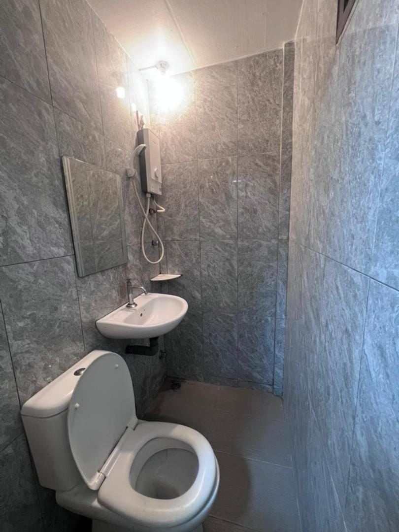 Shower, Toilet