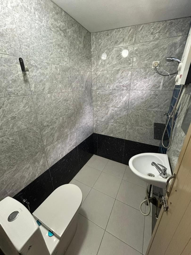 Shower, Toilet