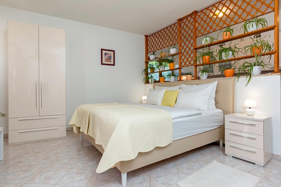 Bed, Bedroom, heating, internet, wardrobe, air conditioner