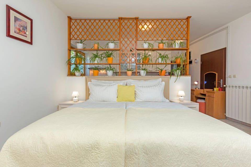 Bed, Bedroom, heating, internet, air conditioner
