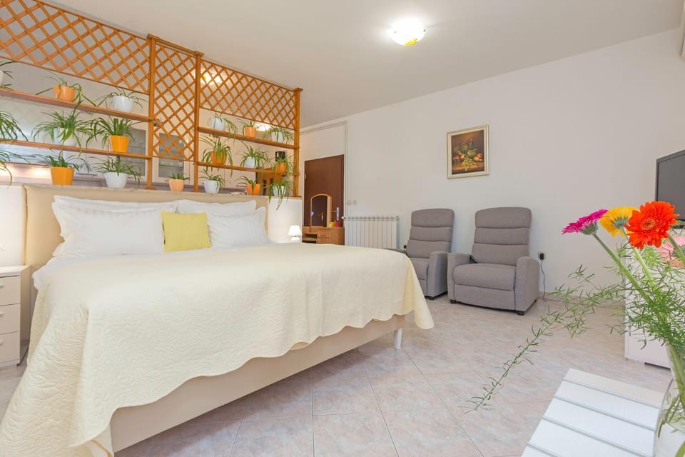 Bed, Seating area, Bedroom, heating, internet, air conditioner