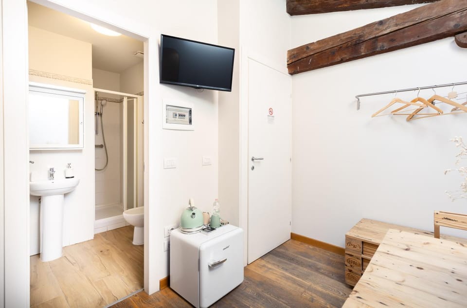 Bathroom, minibar