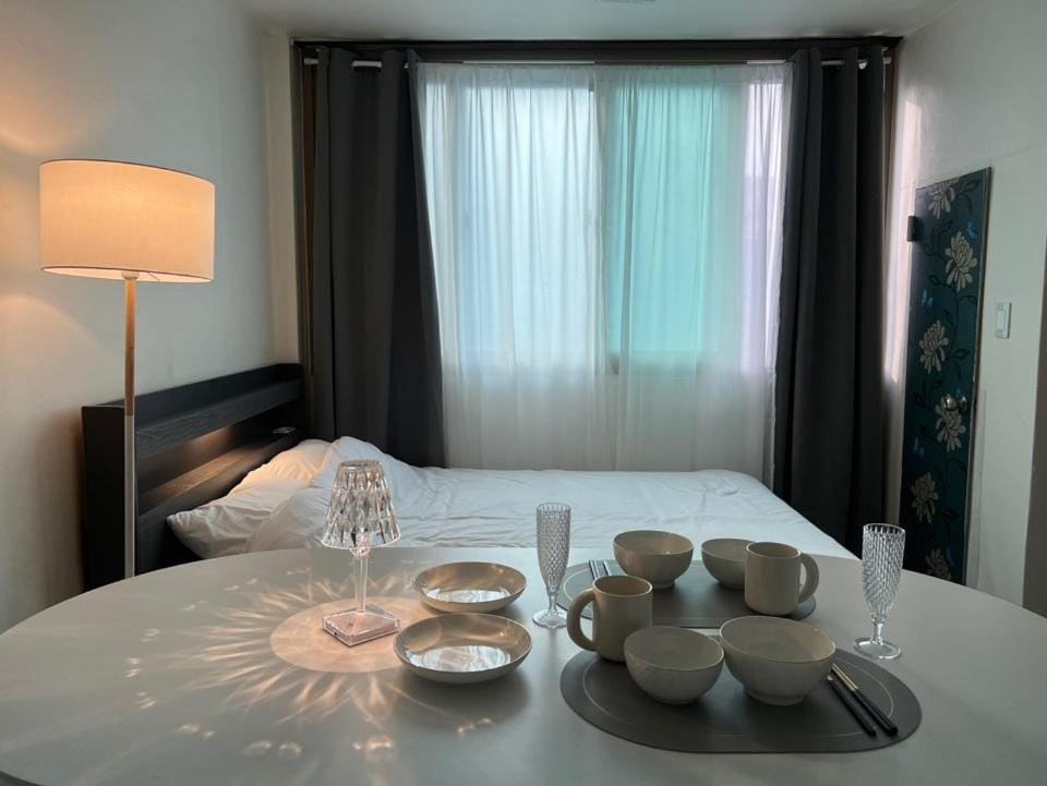 Bed, Dining area, Bedroom