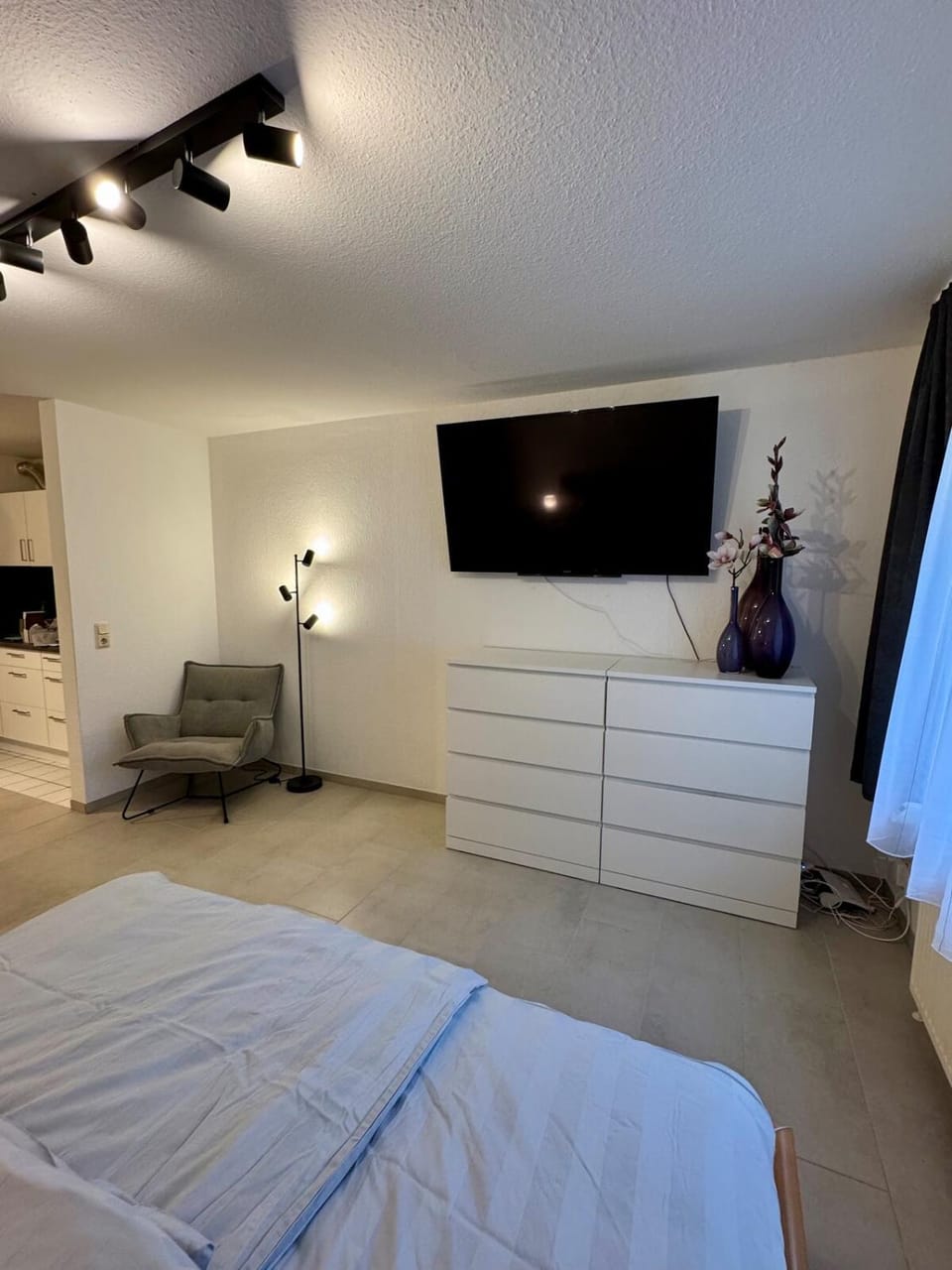Bed, TV and multimedia, Photo of the whole room, Bedroom
