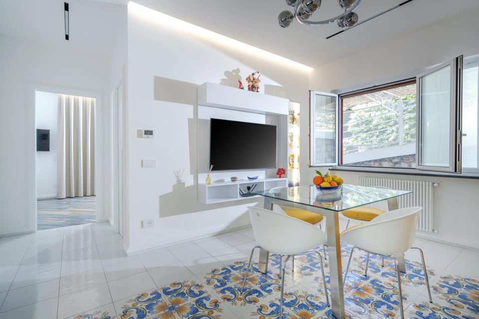 TV and multimedia, Living room, Seating area, Dining area
