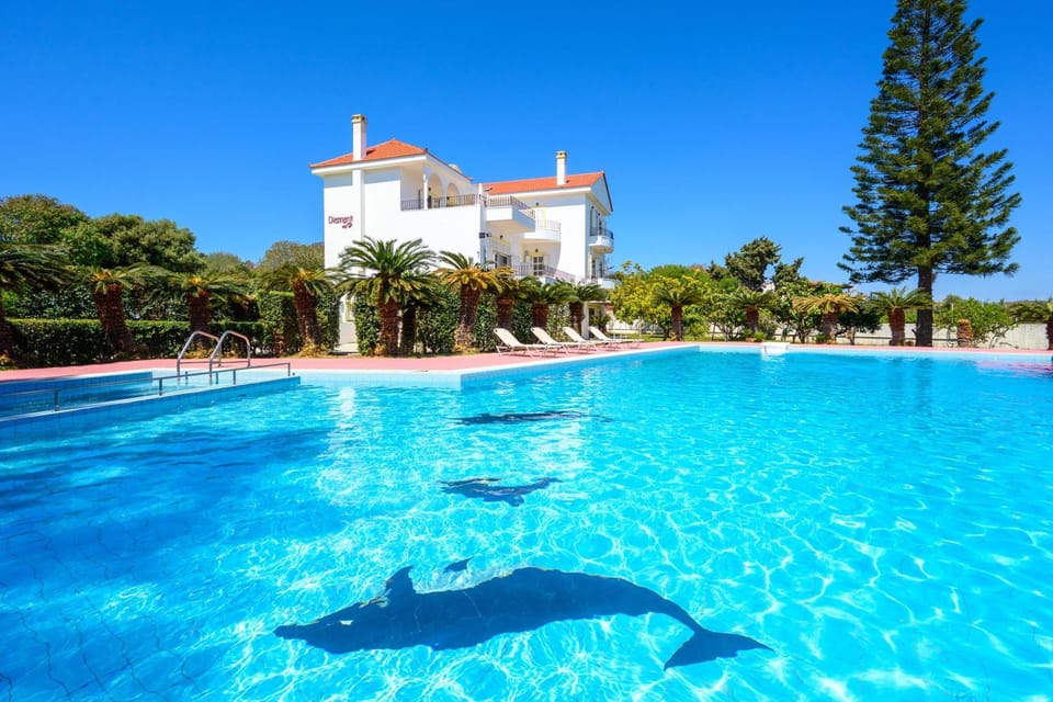 Pool view, Swimming pool, sunbed