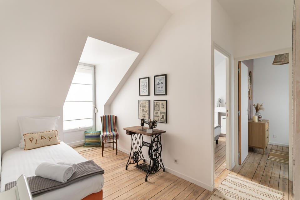 Photo of the whole room, Bedroom