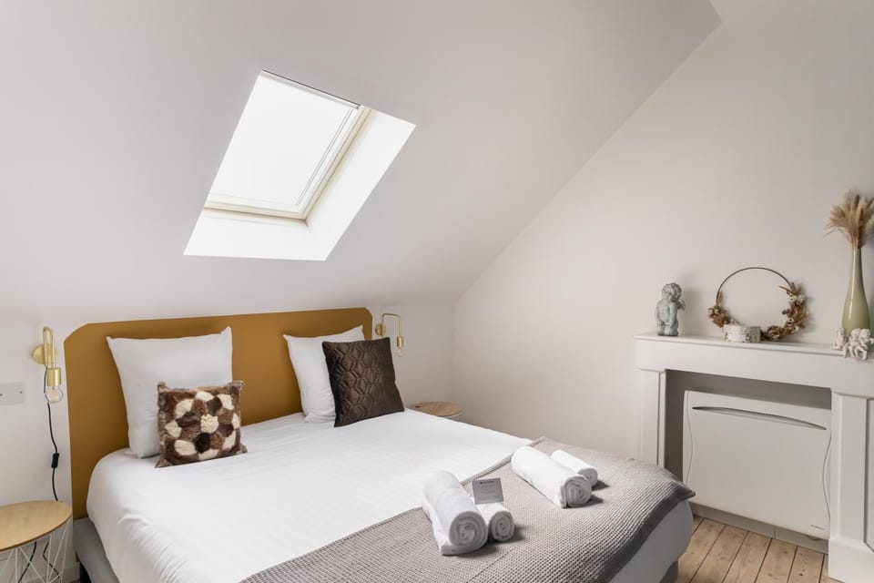 Photo of the whole room, Bedroom