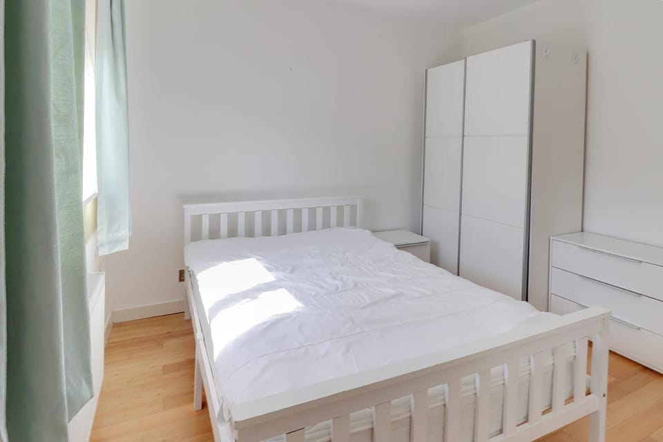 Spacious 2-Bedroom House - 5 Mins from Stratford Station - Sleeps 6 - House in London