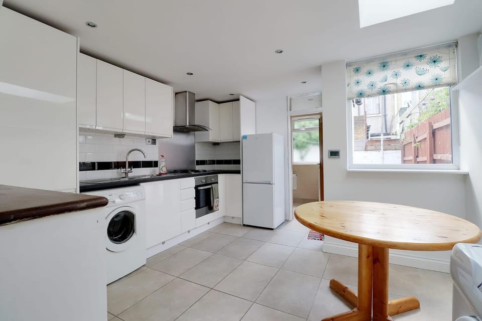 Spacious 2-Bedroom House - 5 Mins from Stratford Station - Sleeps 6 - House in London