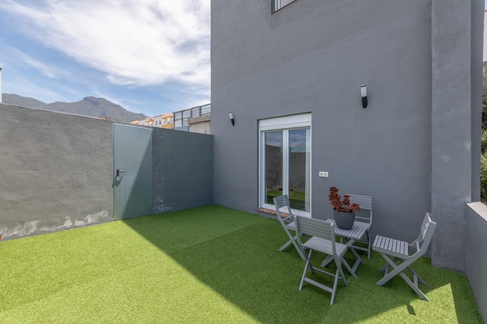 Property building, Balcony/Terrace, Living room