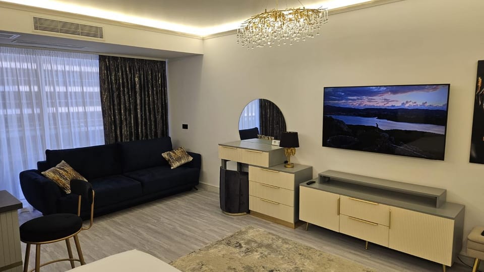 Property building, Restaurant/places to eat, TV and multimedia, Living room, Seating area