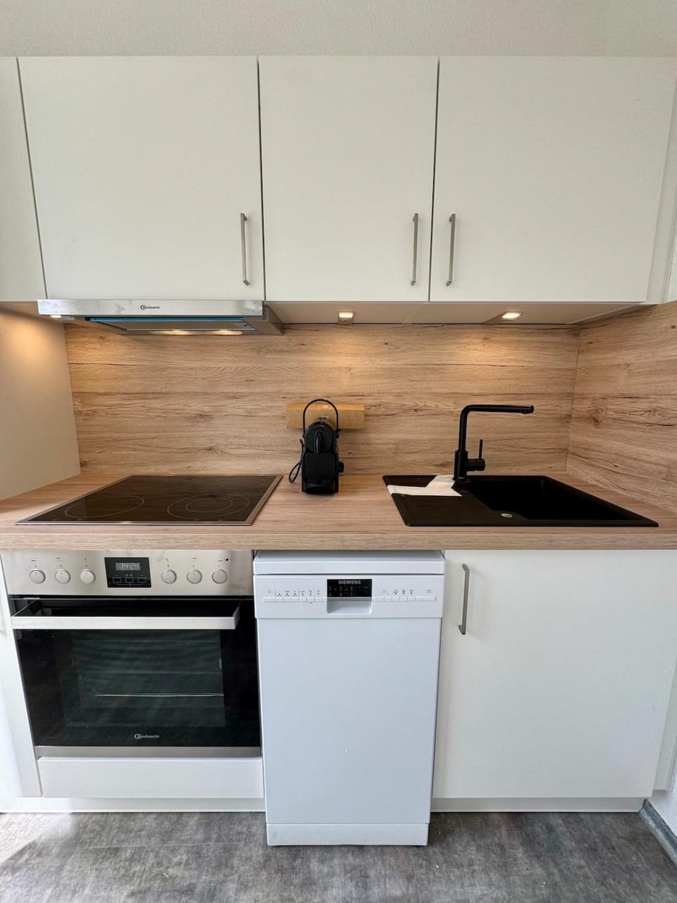 Kitchen or kitchenette, dishwasher, toaster