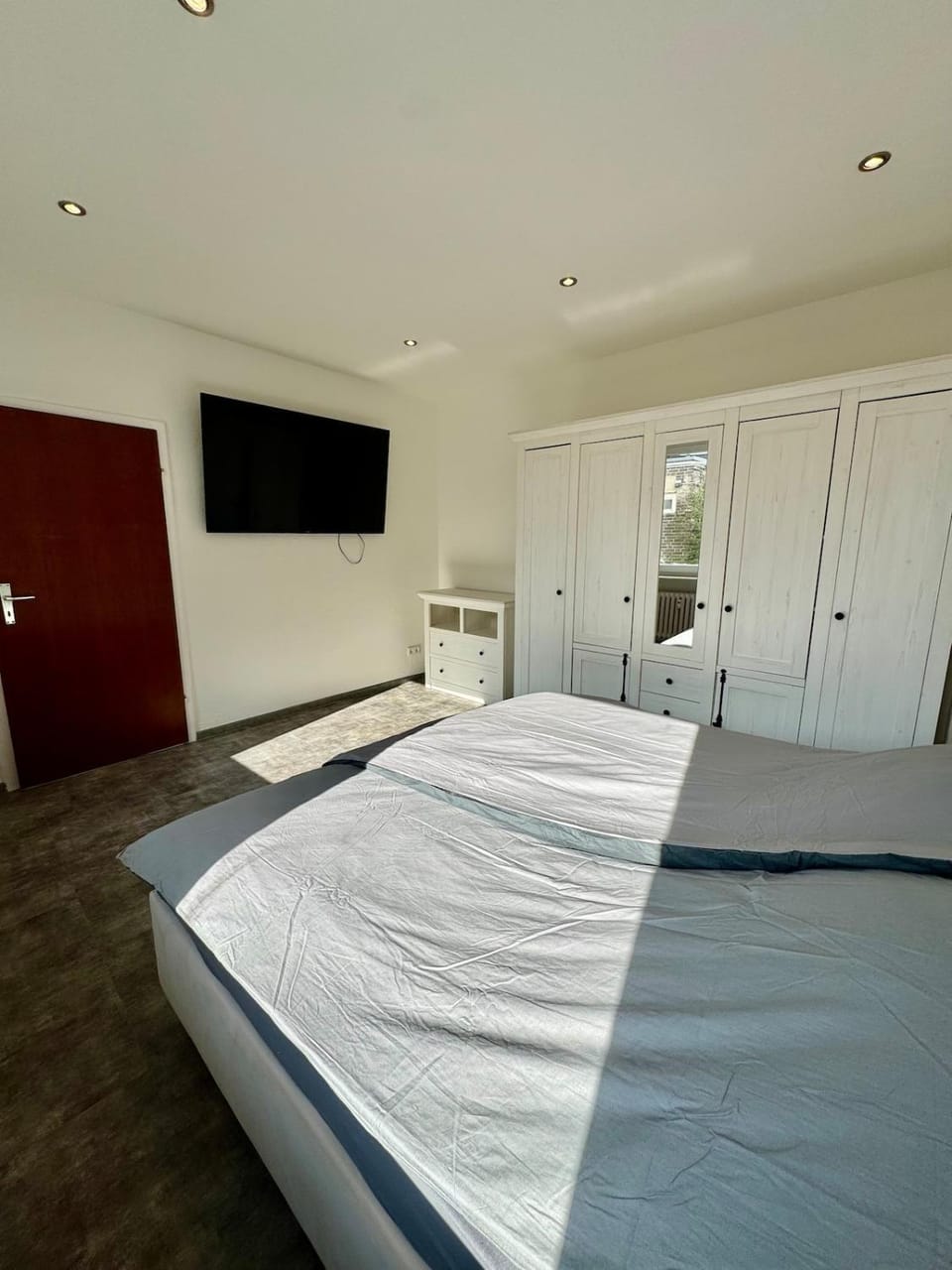 Photo of the whole room, Bedroom