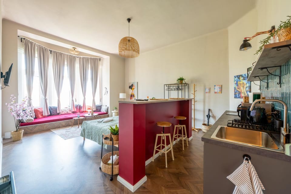 Bed, Photo of the whole room, City view