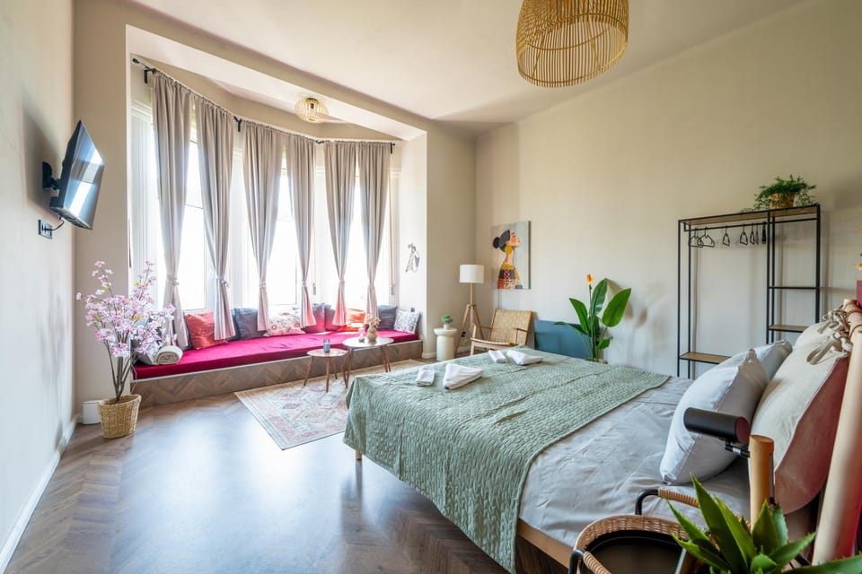 Bed, TV and multimedia, Decorative detail, Seating area, Bedroom