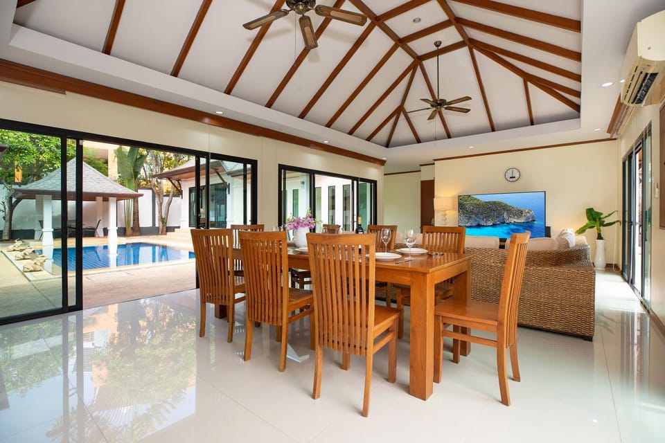 Dining area, Pool view, Swimming pool, sunbed
