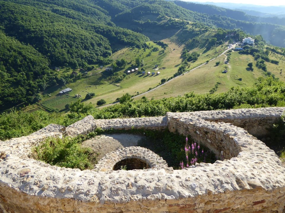 Nearby landmark, Spring, Neighbourhood, Natural landscape, Activities, On site, Landmark view