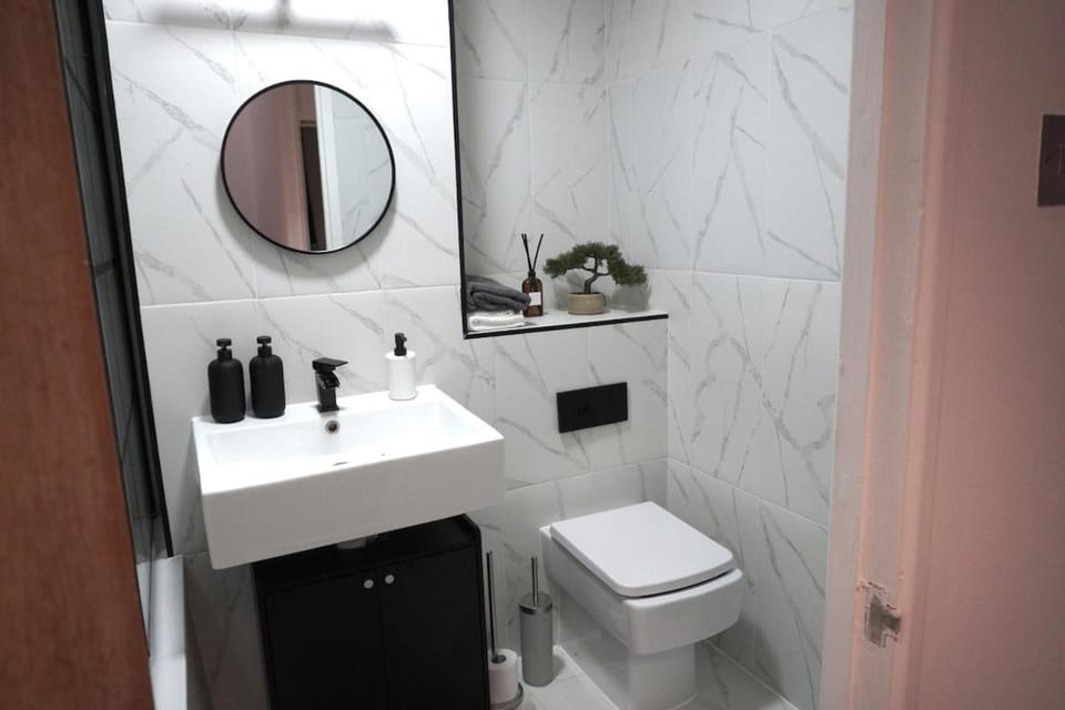 Abbey Road 4 Bed Home - Garden, Parking, Sleeps 11 Apartment in City of Westminster