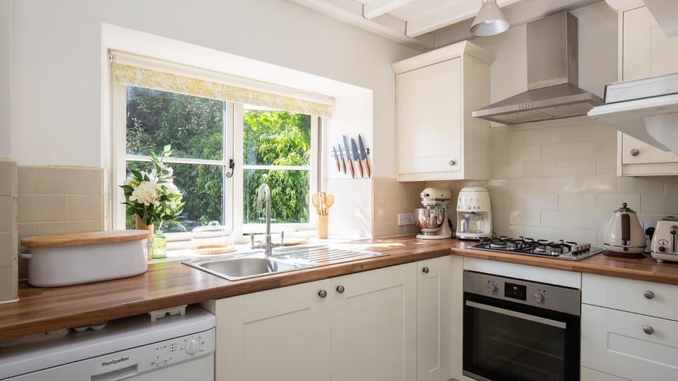 Coffee/tea facilities, Kitchen or kitchenette, dishwasher, stove, toaster