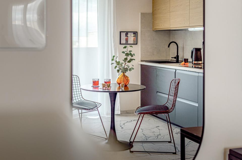 Coffee/tea facilities, Kitchen or kitchenette, Living room, Seating area, Dining area