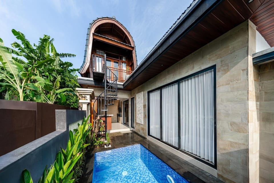 Property building, Day, Pool view, Swimming pool, Swimming pool