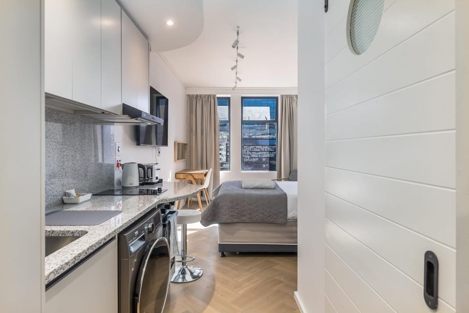 Centrally located Studio with Pool at Zeeland Pier - 710 Apartment in Cape Town