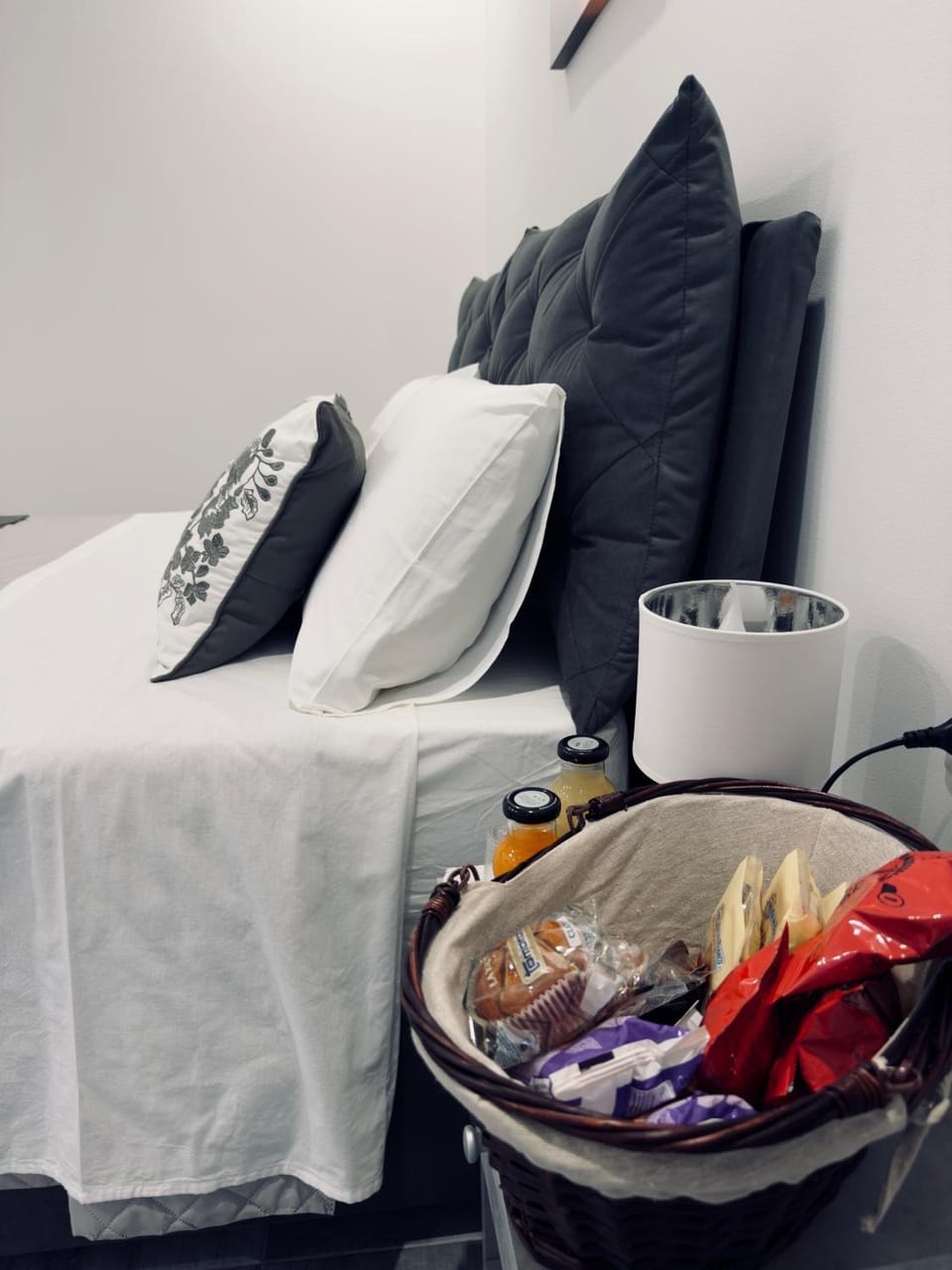 Bed, Food and drinks, Photo of the whole room, Bedroom, Food, Breakfast