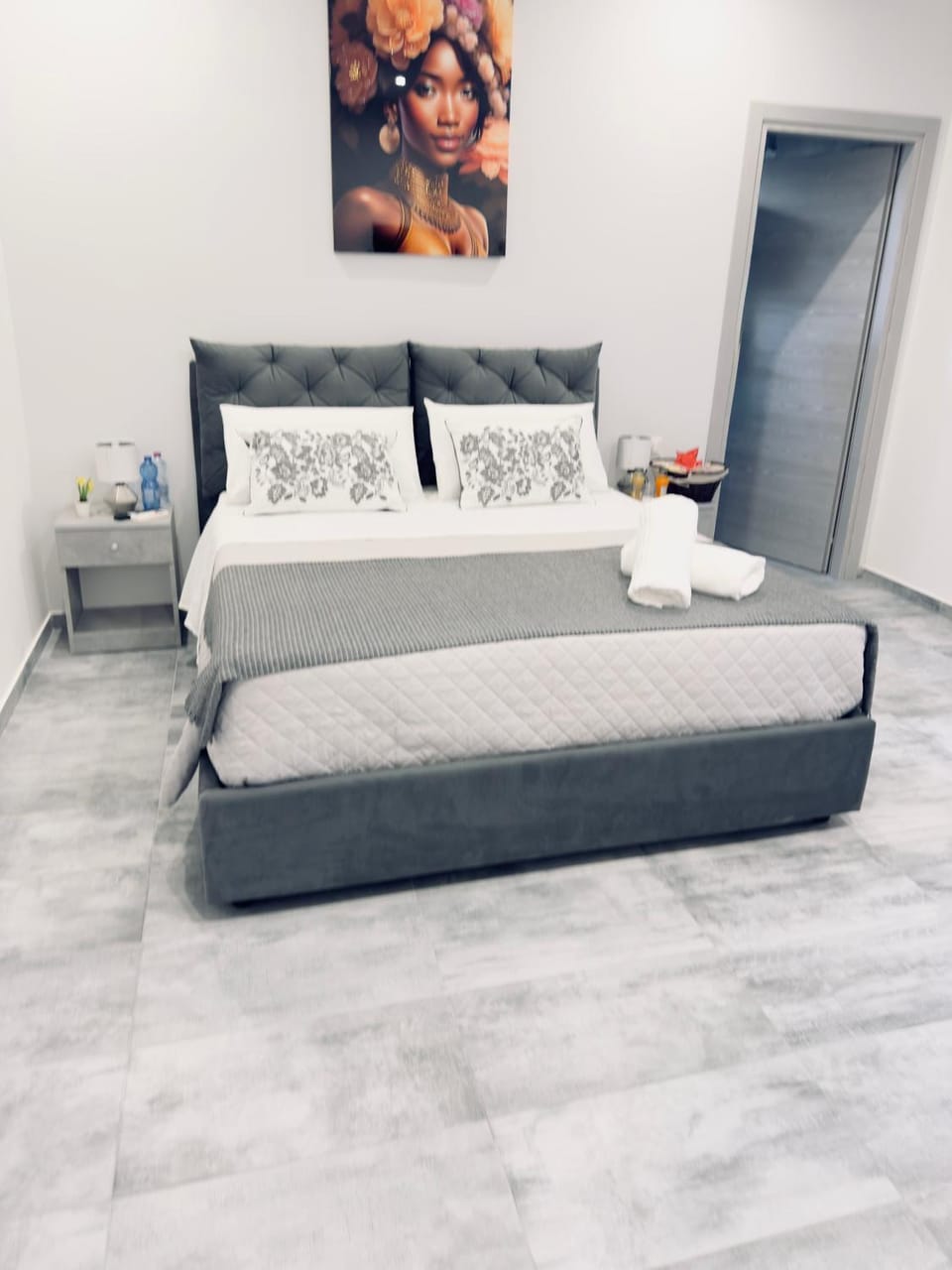 Bed, Photo of the whole room, Bedroom, towels