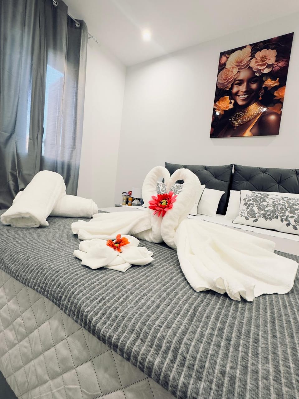 Bed, Photo of the whole room, Bedroom, towels