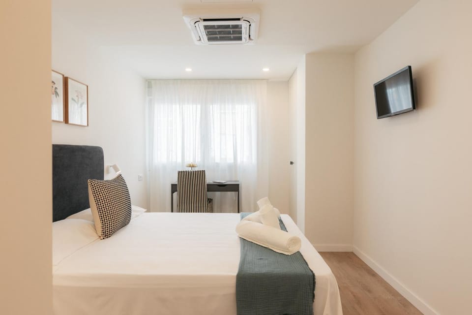 Bed, TV and multimedia, Photo of the whole room, Seating area, Bedroom, towels, air conditioner
