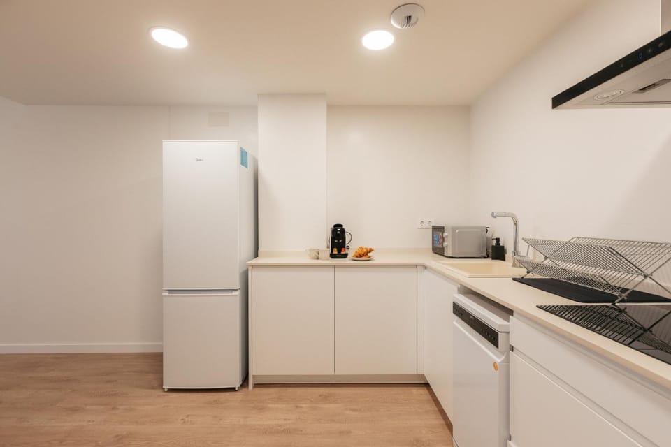 Kitchen or kitchenette, dishwasher, stove