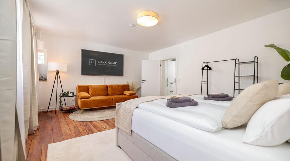 Bed, TV and multimedia, Seating area, wardrobe