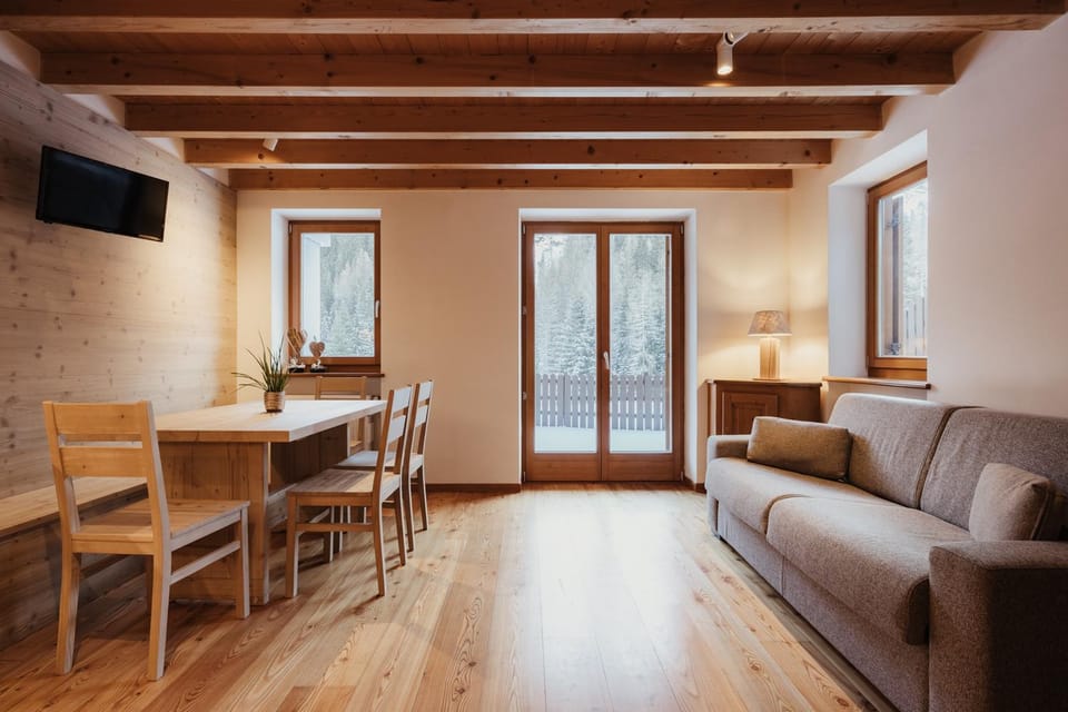 Living room, Dining area, Garden view