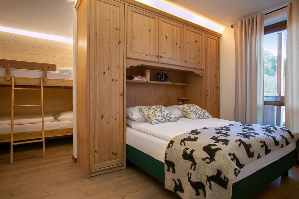 Bedroom, bunk bed