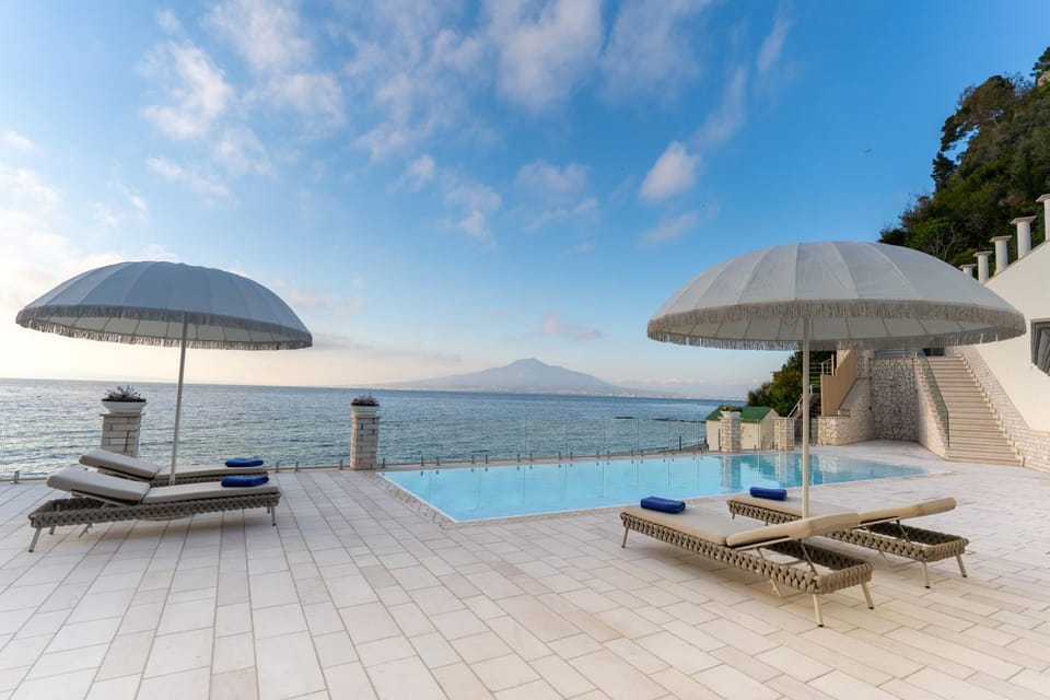 Sea view, Swimming pool, sunbed