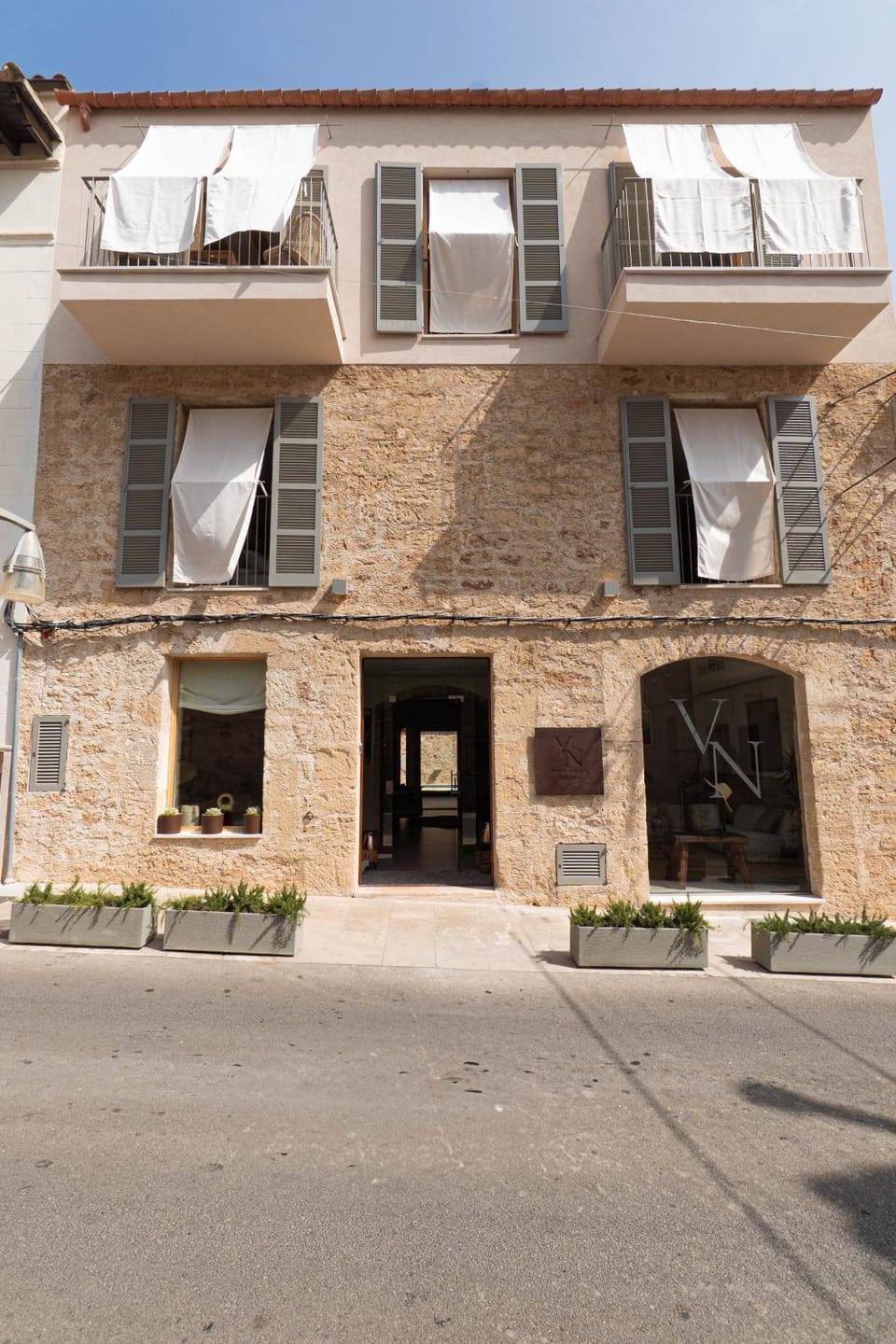 Facade/entrance, Off site
