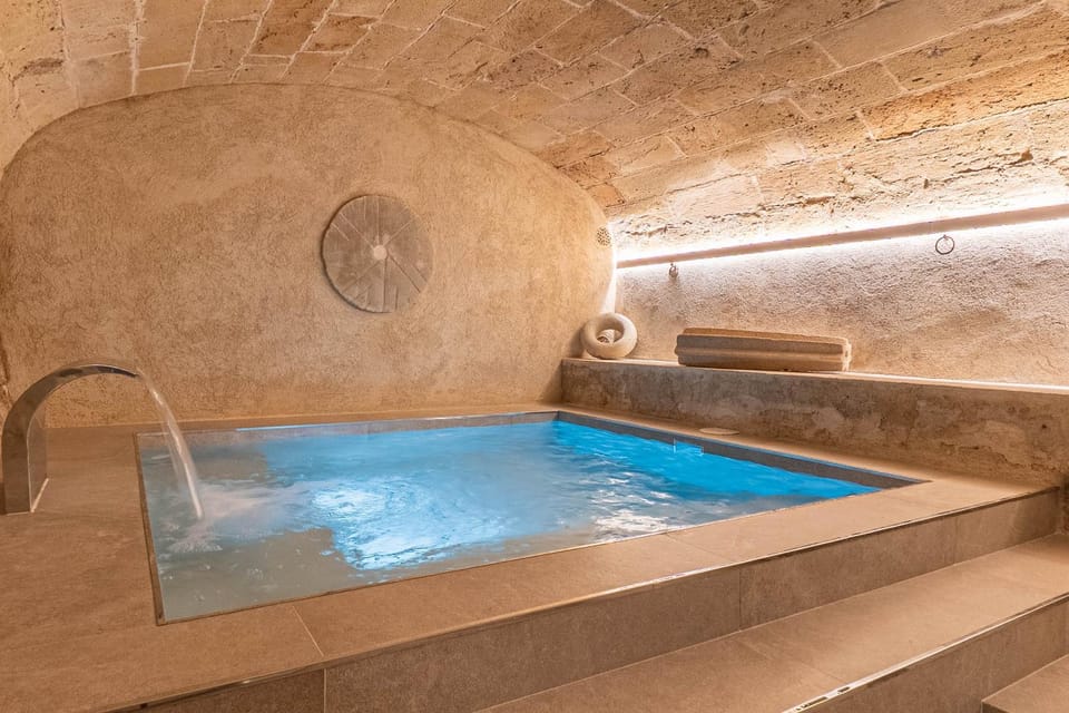 Hot Tub, Spa and wellness centre/facilities, Decorative detail, Swimming pool