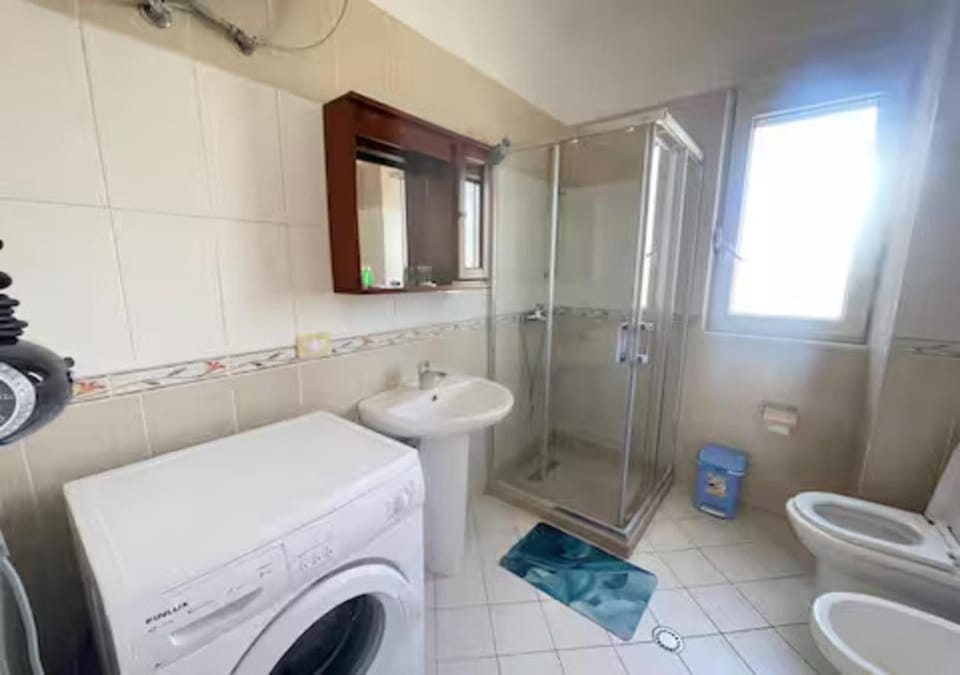 Shower, Toilet, bidet, towels, washing machine