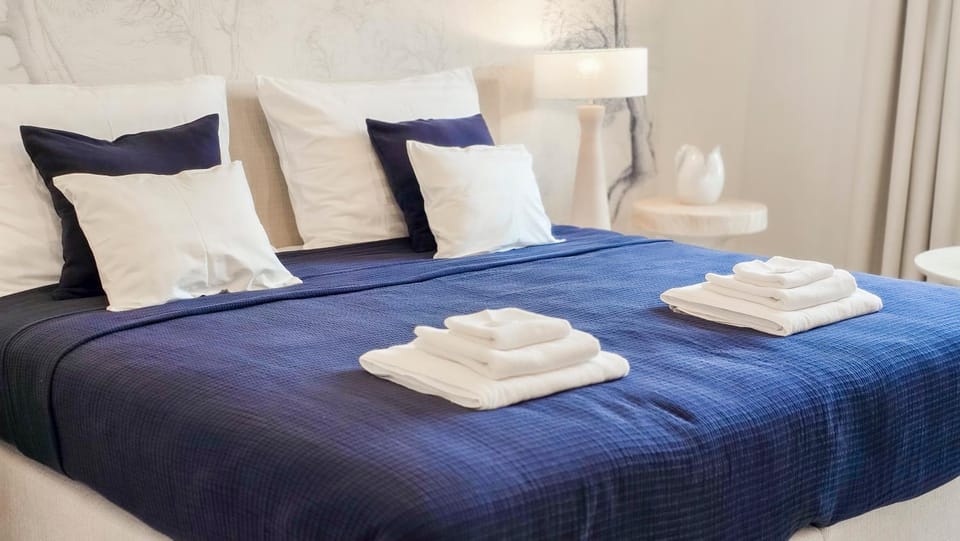 Bed, Bedroom, towels