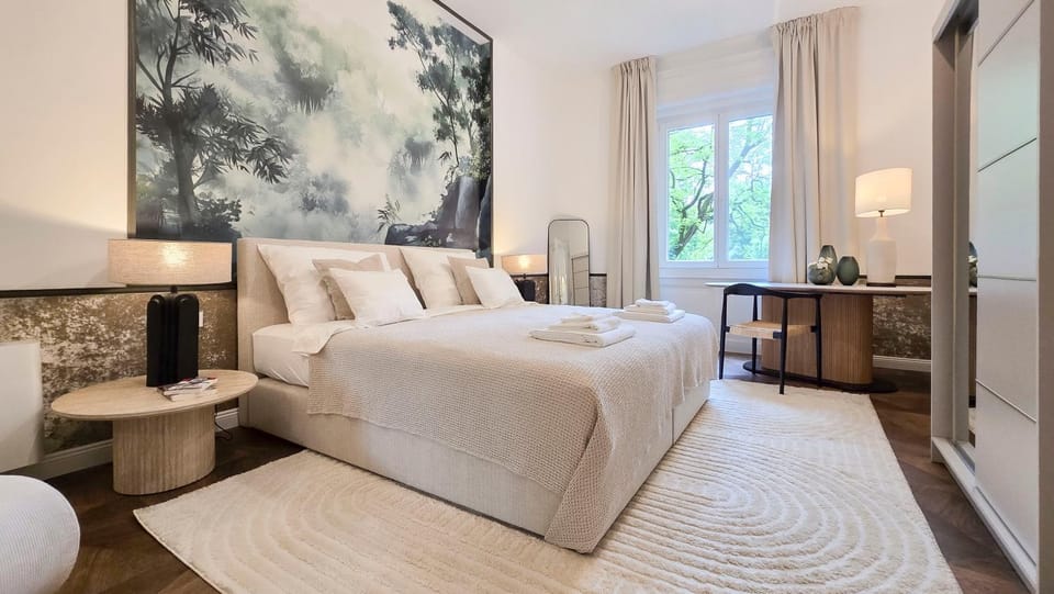 Bed, Photo of the whole room, Seating area, Bedroom
