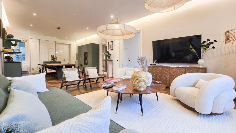Communal lounge/ TV room, TV and multimedia, Kitchen or kitchenette, Living room, Seating area, Dining area, Evening entertainment