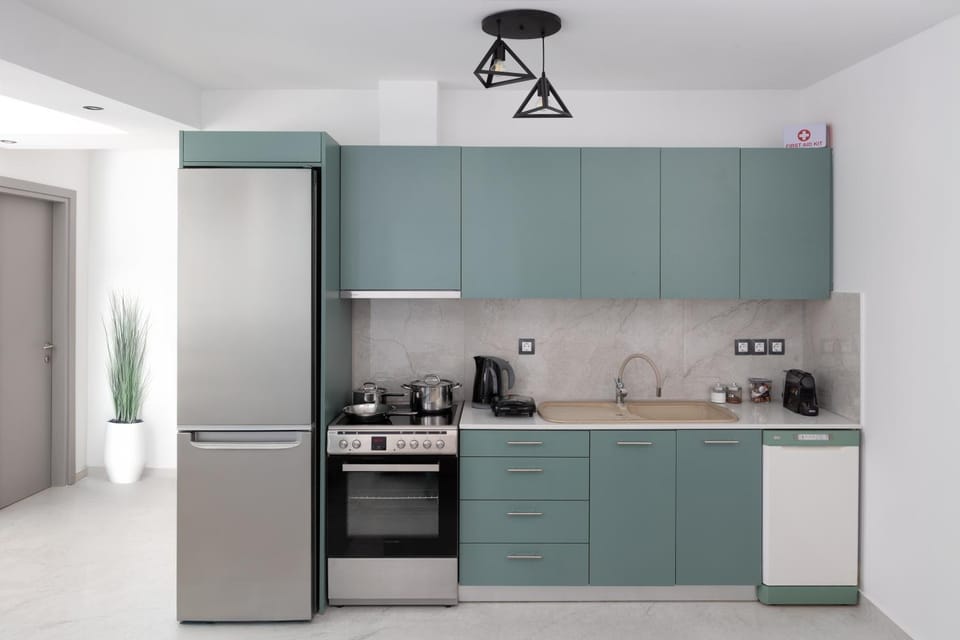 Coffee/tea facilities, Kitchen or kitchenette, oven, stove