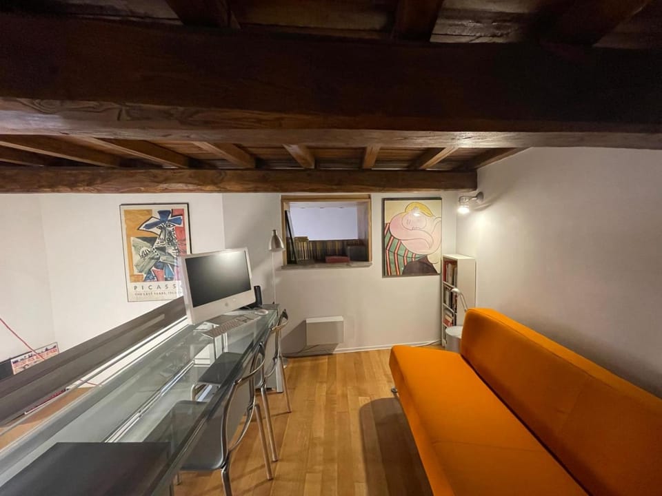 Seating area, Guests