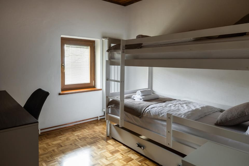 Bedroom, bunk bed
