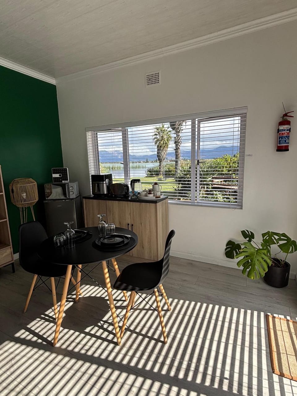 Natural landscape, Coffee/tea facilities, Kitchen or kitchenette, Dining area