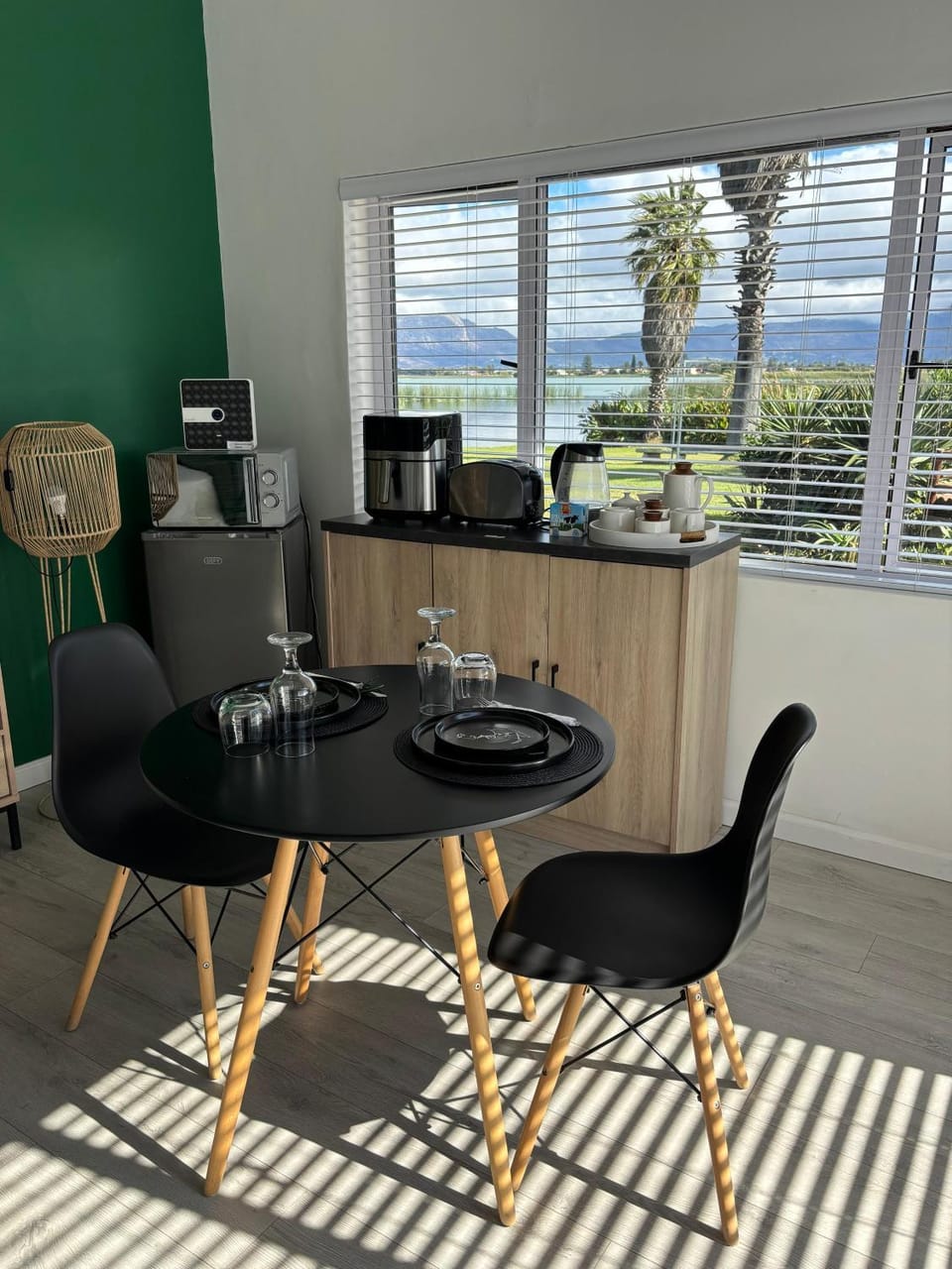 Natural landscape, Coffee/tea facilities, Kitchen or kitchenette, Seating area, Dining area