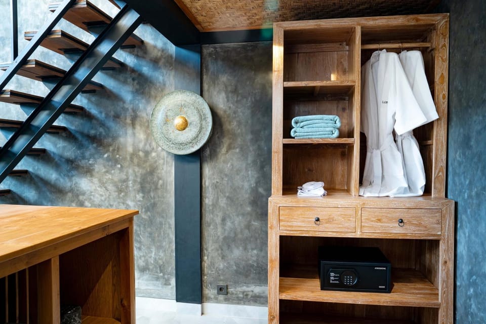 safe, towels, wardrobe