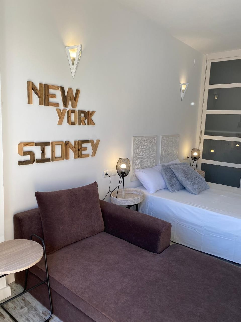 Bed, Living room, Photo of the whole room